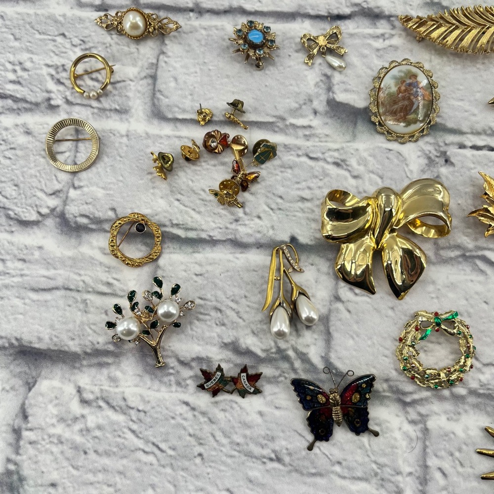30 Assorted Vintage Pins Brooches Lot Gold Tone Rhinestone Pearl Enamel Floral - Picture 2 of 9